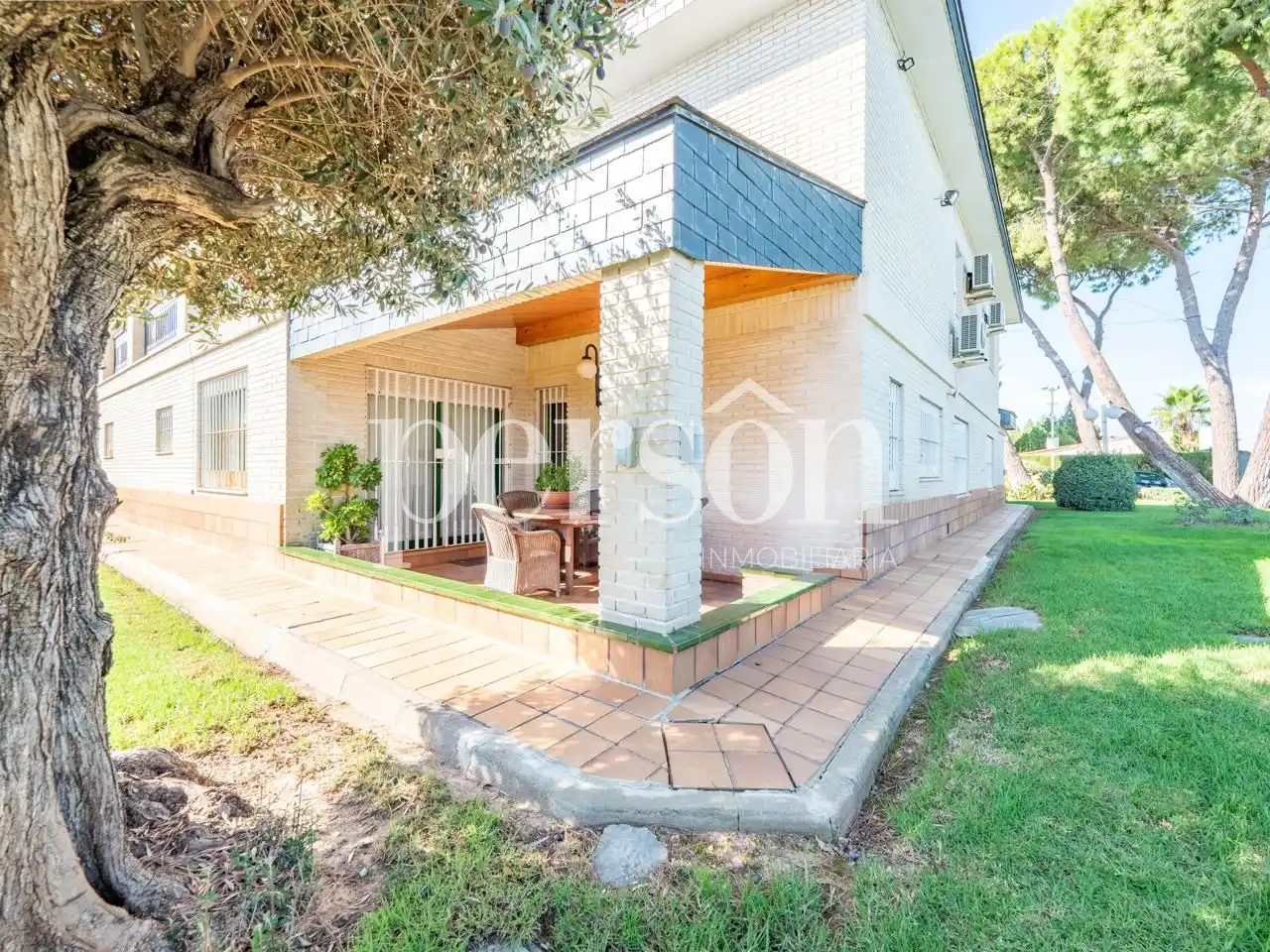 Vista exterior de Casa o xalet en venda en Chiva amb Aire condicionat, Calefacció i Jardí privat