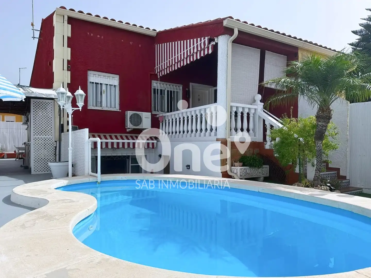 Piscina de Casa adosada en venda en La Pobla de Vallbona amb Aire condicionat, Jardí privat i Terrassa