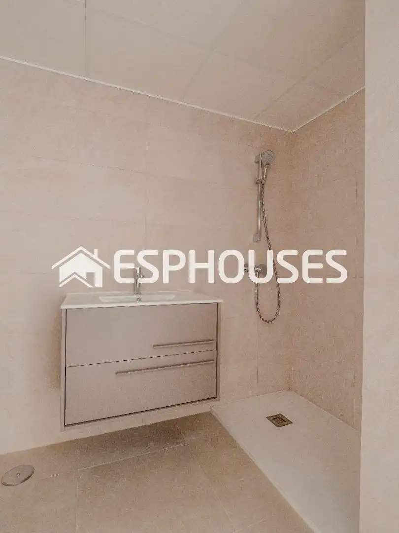 Baño de Piso en venta en Alicante / Alacant con Trastero, Balcón y Piscina comunitaria