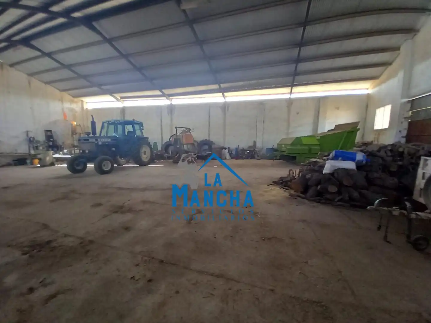 Parking of Country homes for sale in Hoya-Gonzalo