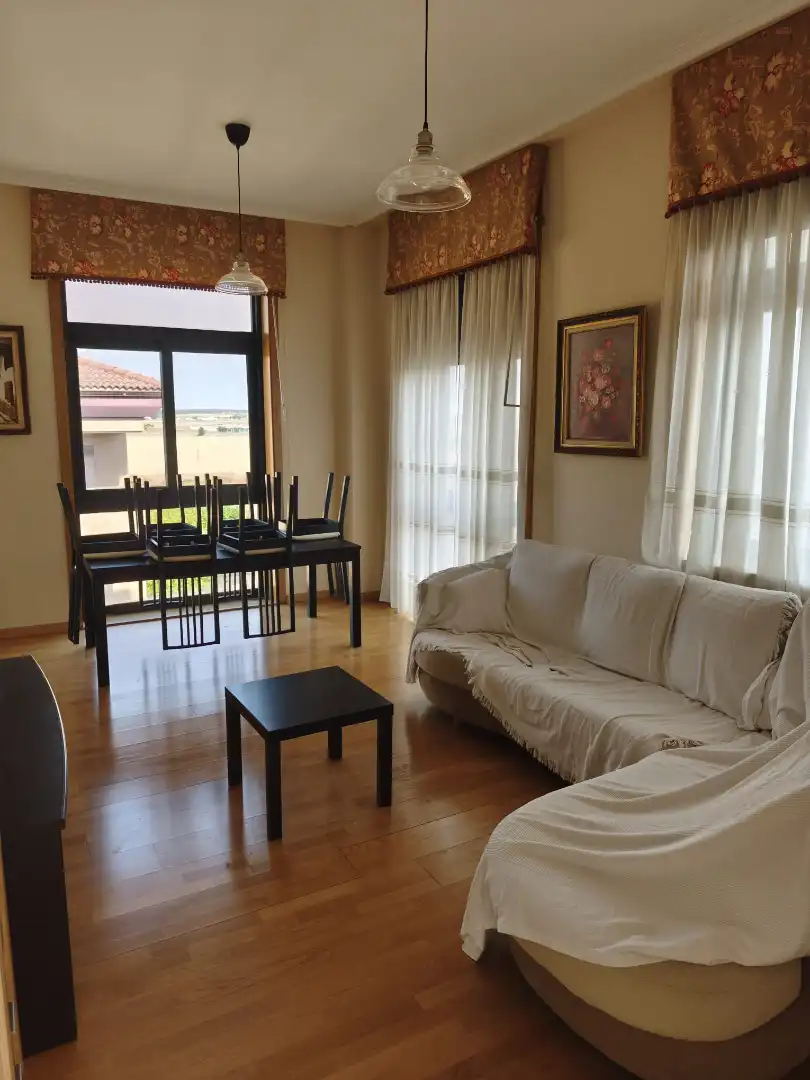 Sala de estar de Piso en venta en Arévalo con Calefacción, Terraza y Amueblado