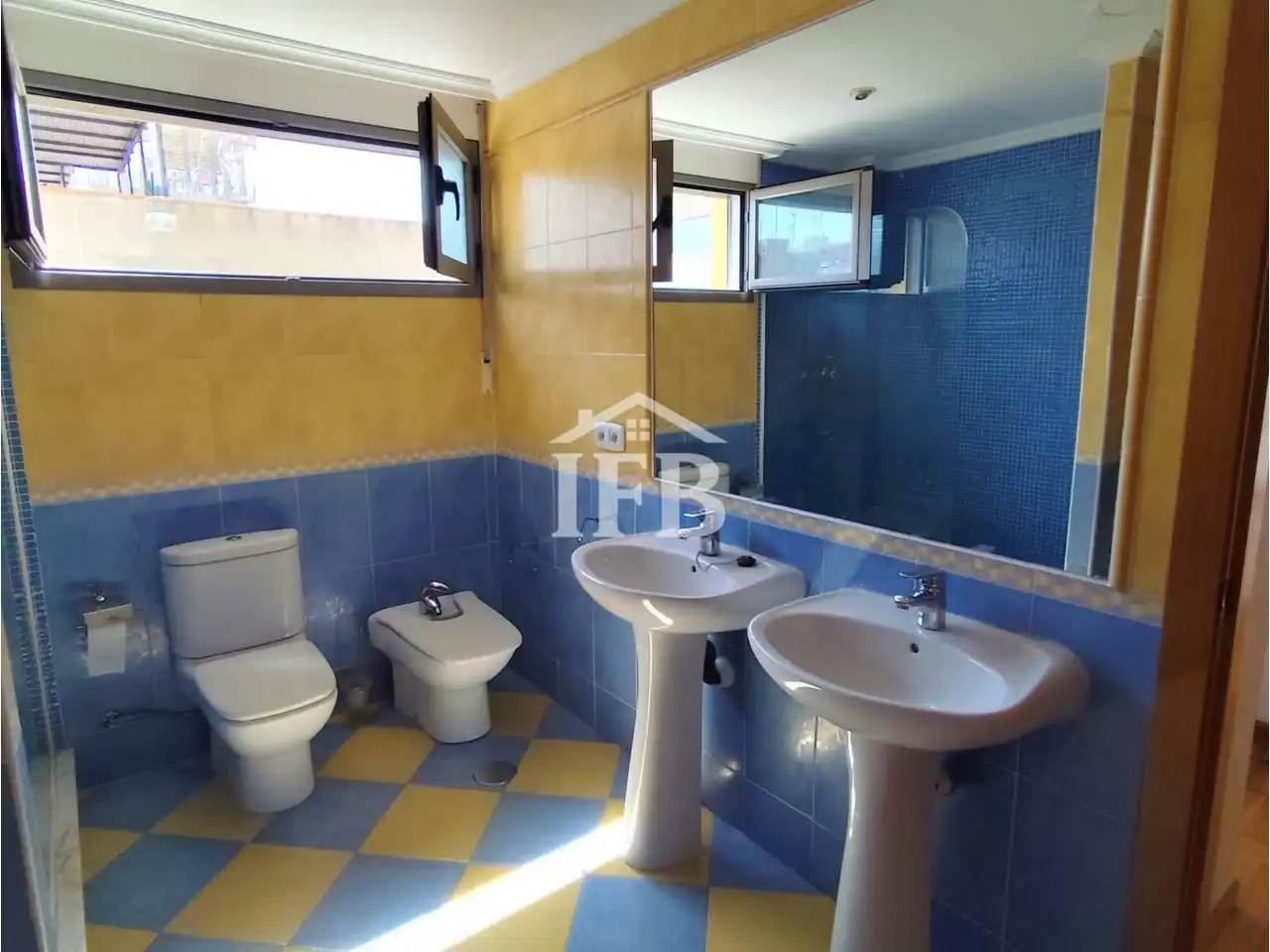 Bany de Casa o xalet en venda en Badajoz amb Aire condicionat, Calefacció i Jardí privat