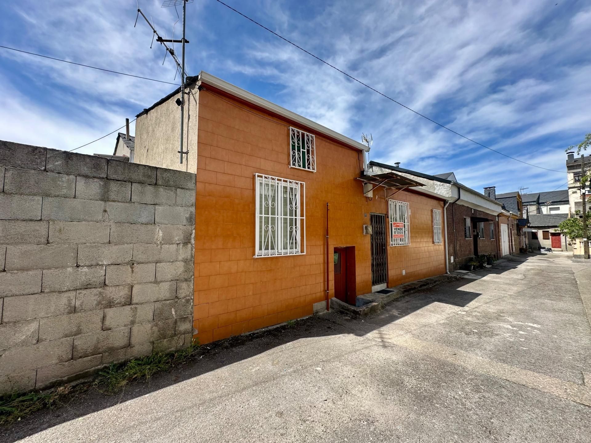 Vista exterior de Finca rústica en venda en Ponferrada amb Calefacció