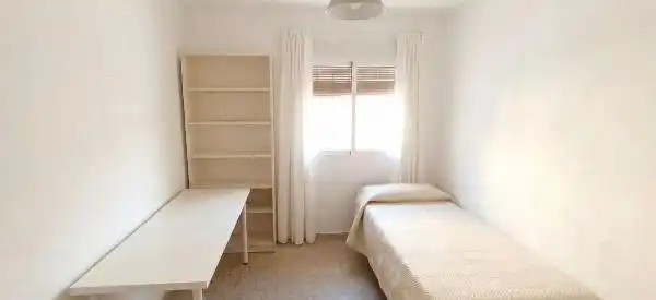 Habitación de Piso de alquiler en Sevilla con Aire acondicionado, Terraza y Amueblado