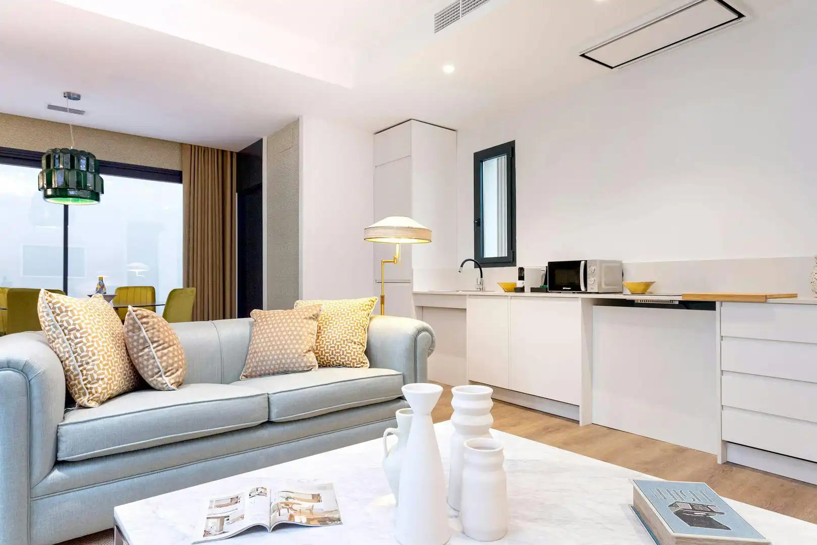 Living room of Flat for rent in Sevilla  with Air Conditioner, Heating and Washing machine