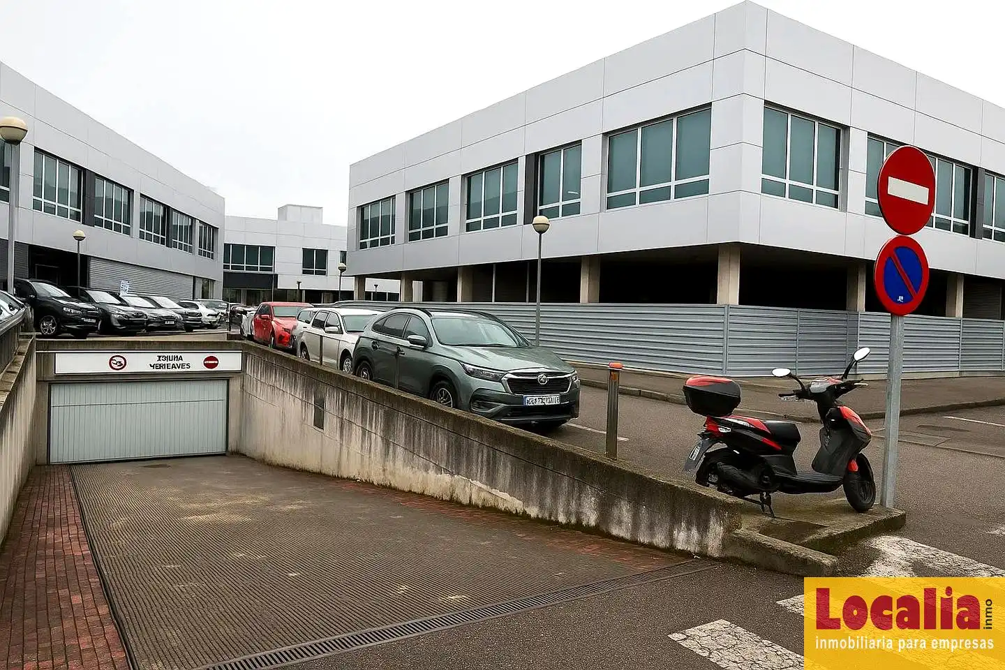 Parking de Oficina de alquiler en Camargo