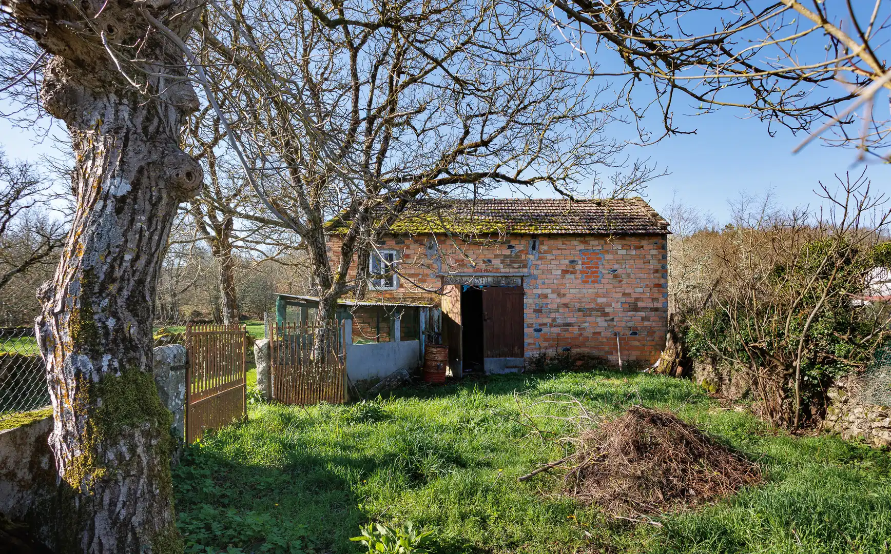 Vista exterior de Finca rústica en venda en Vilar de Barrio amb Moblat