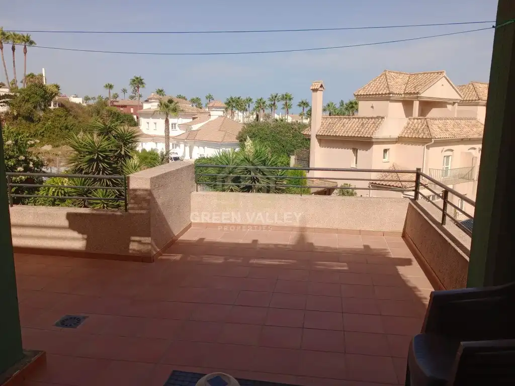 Terrasse von Wohnungen zum Verkauf in La Alcaidesa mit Klimaanlage, Terrasse und Schwimmbad