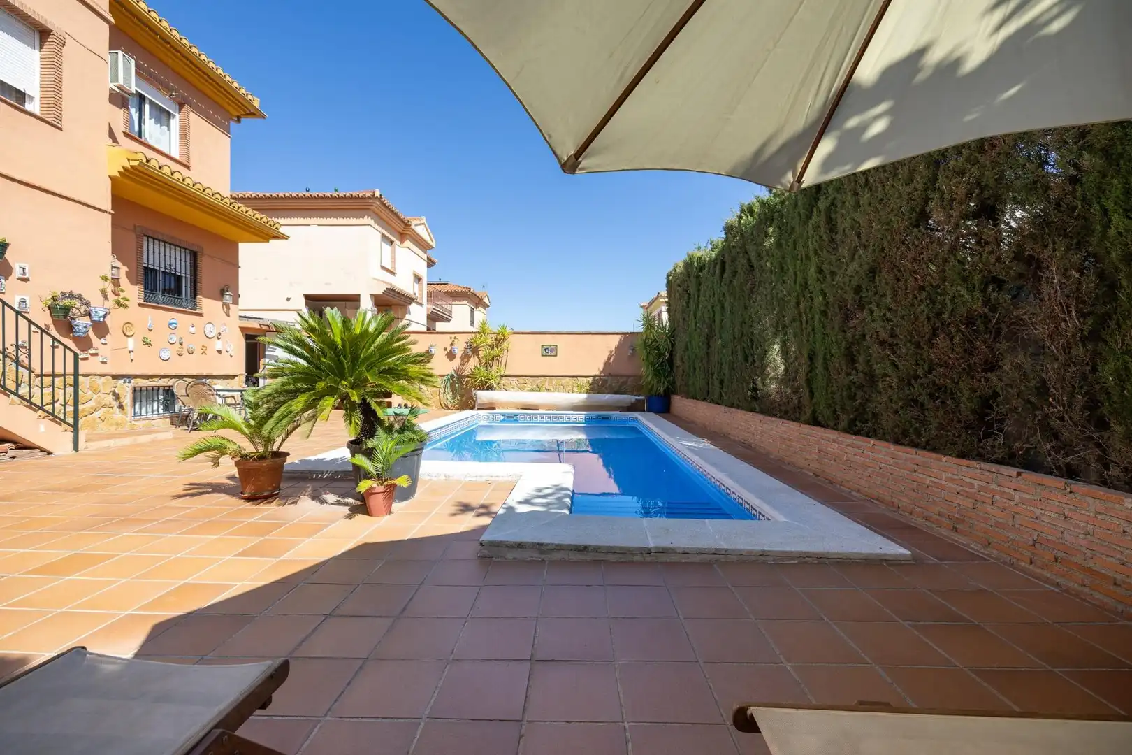 Piscina de Casa o chalet en venta en Cúllar Vega con Aire acondicionado, Calefacción y Jardín privado