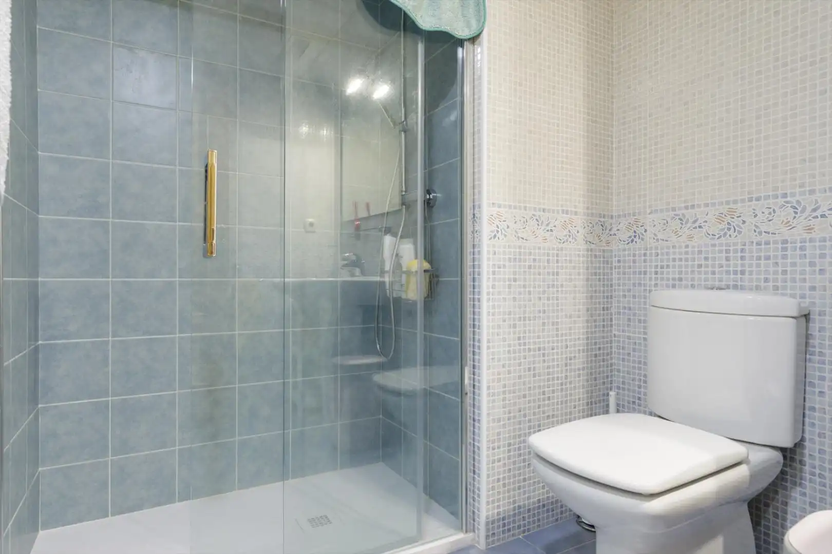 Bathroom of Flat for sale in Zaragoza  with Terrace, Storage room and Swimming Pool