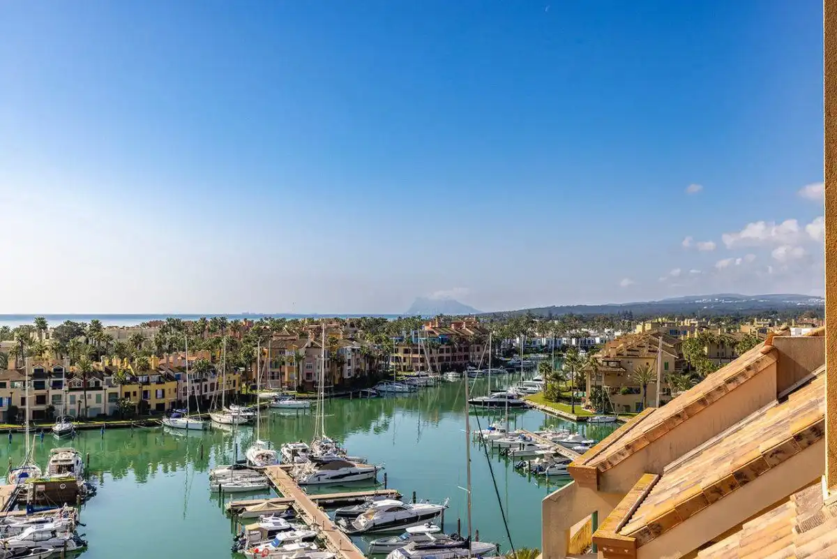Außenansicht von Wohnungen zur Miete in Sotogrande mit Klimaanlage, Heizung und Terrasse