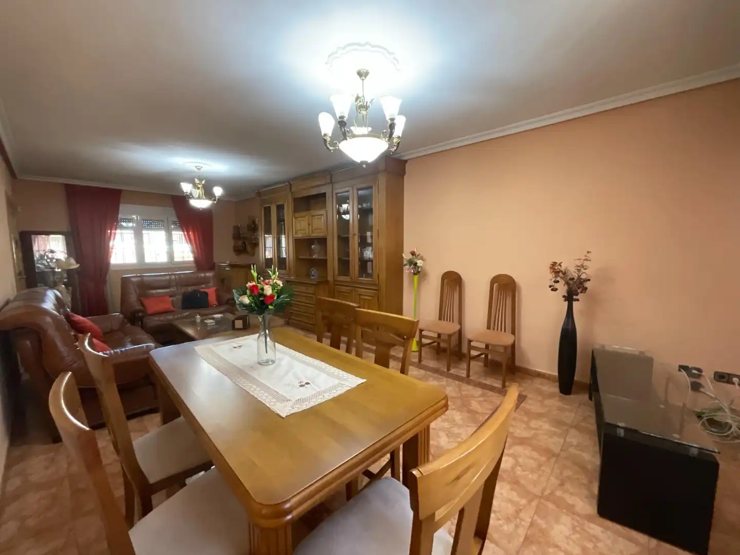 Esszimmer von Einfamilien-Reihenhaus zum Verkauf in Villaluenga de la Sagra mit Klimaanlage und Heizung