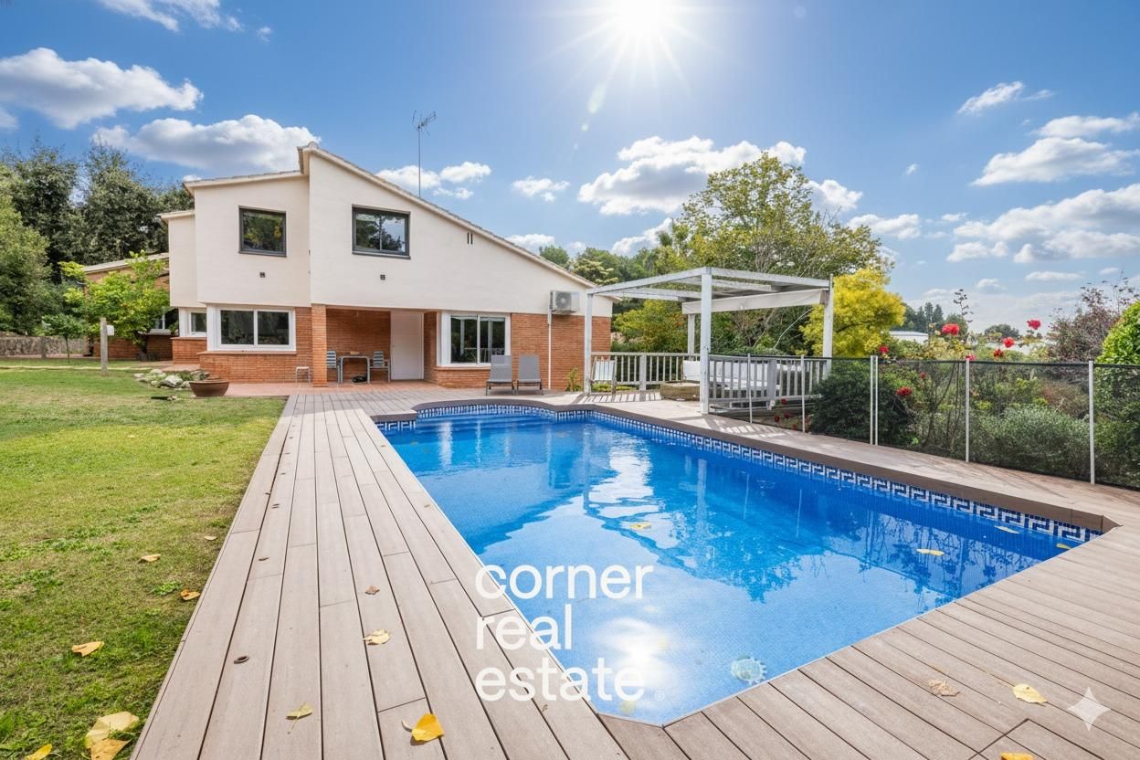 Vista exterior de Casa o xalet en venda en Cerdanyola del Vallès amb Aire condicionat, Calefacció i Jardí privat