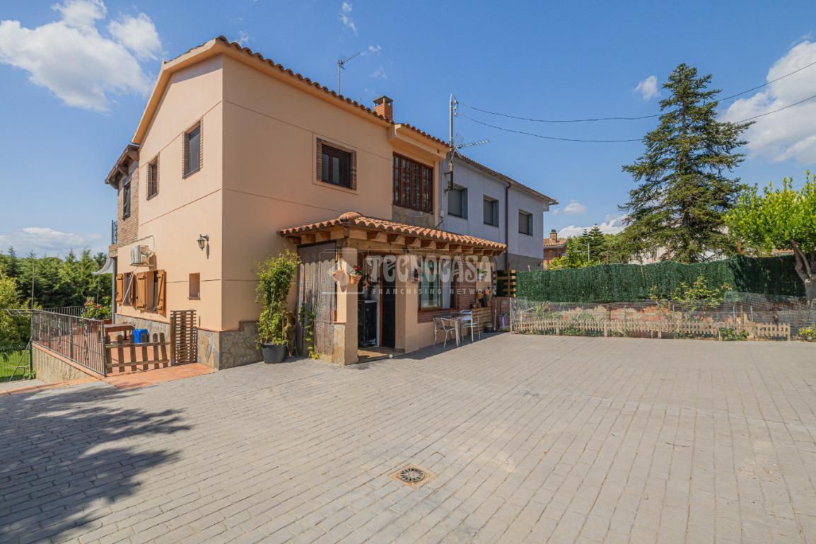 Vista exterior de Casa o xalet en venda en Rubí amb Aire condicionat, Calefacció i Parquet