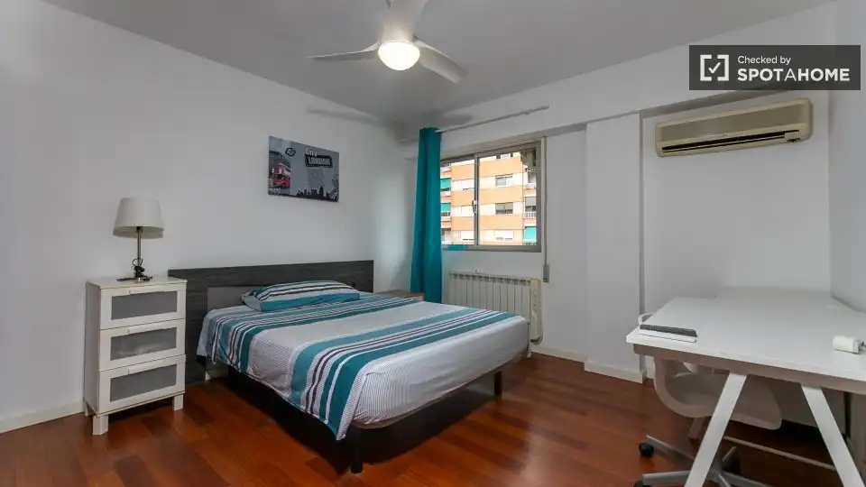 Bedroom of Flat for rent in Camins al Grau