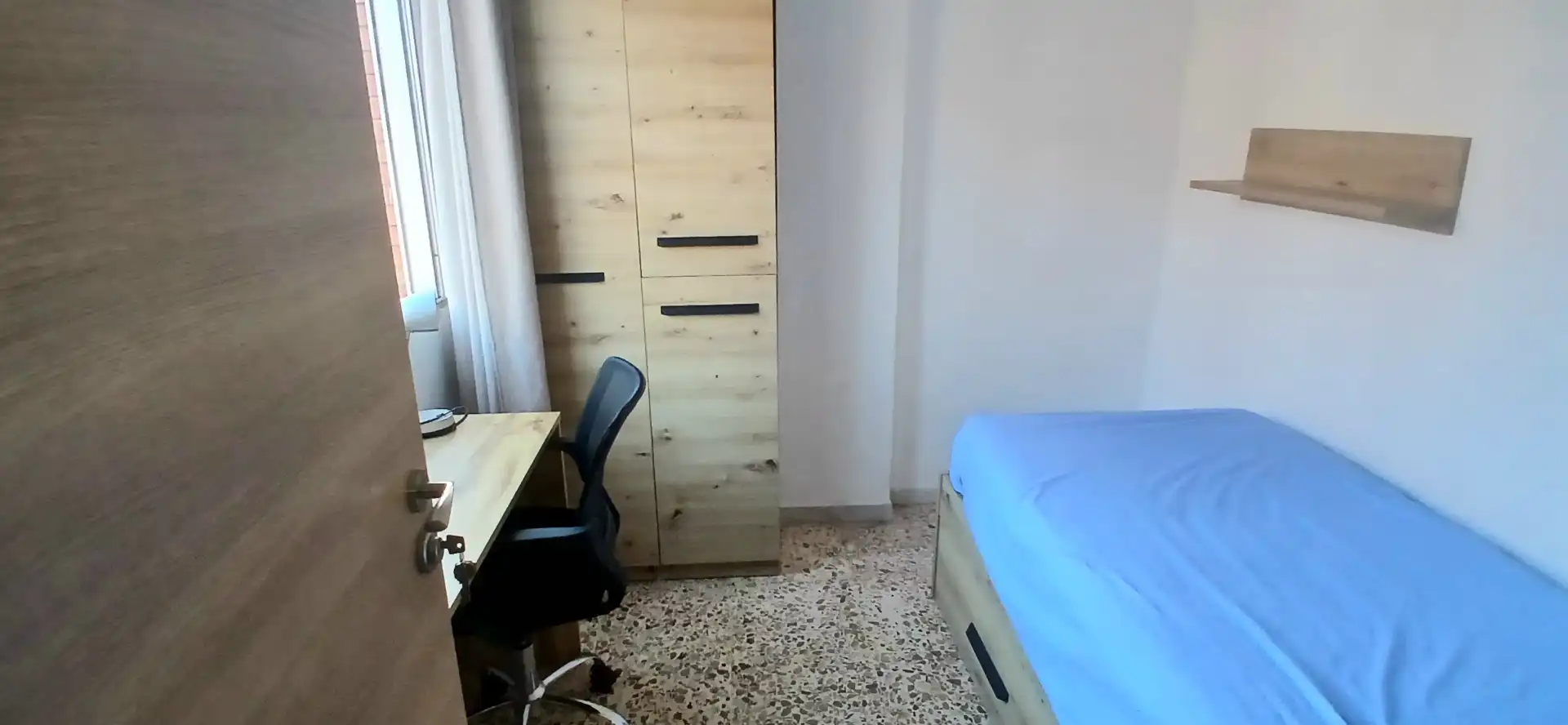 Dormitori de Pis per a compartir en Almería amb Aire condicionat, Terrassa i Moblat