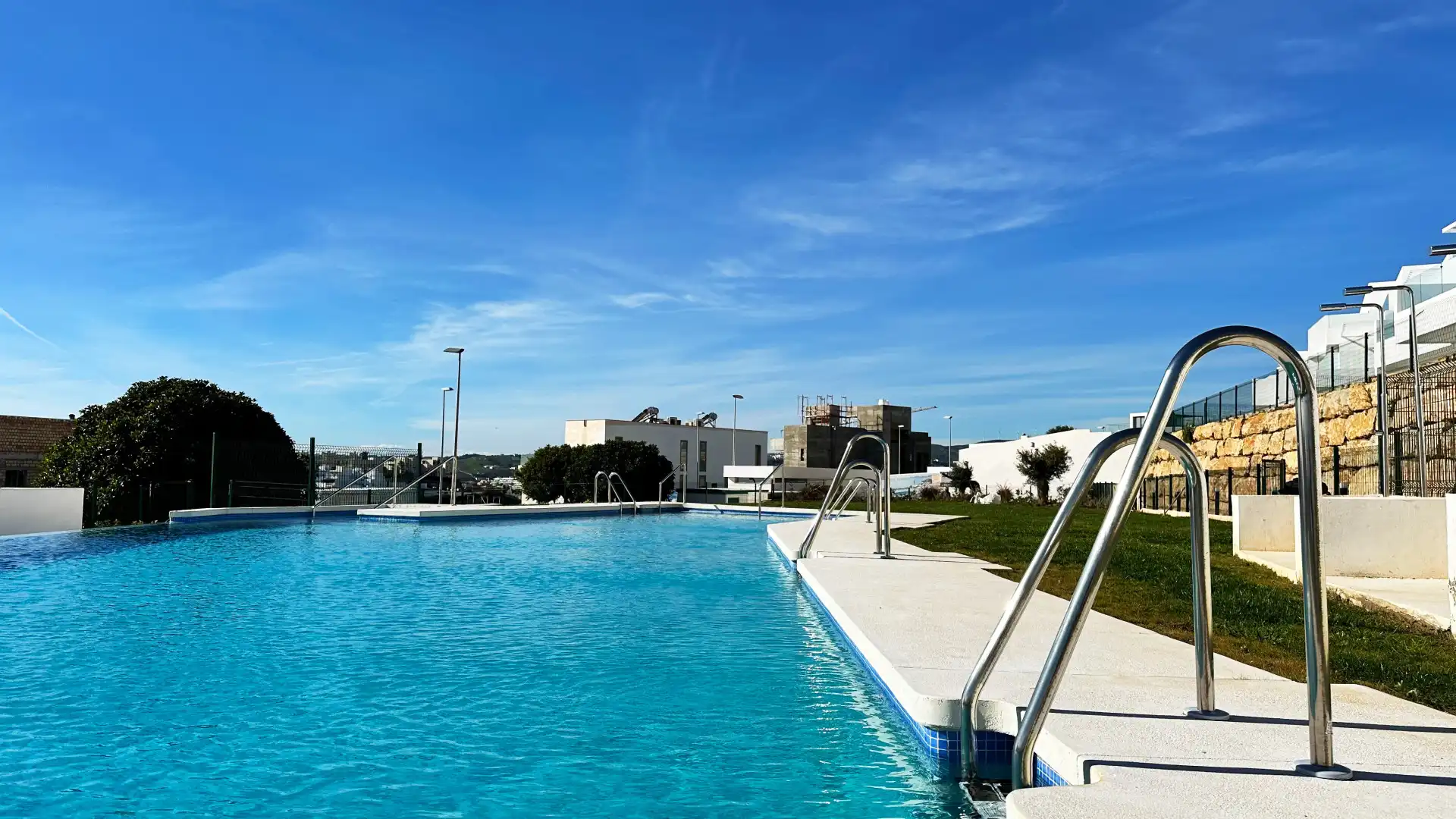 Piscina de Apartament en venda en Casares amb Aire condicionat, Calefacció i Terrassa
