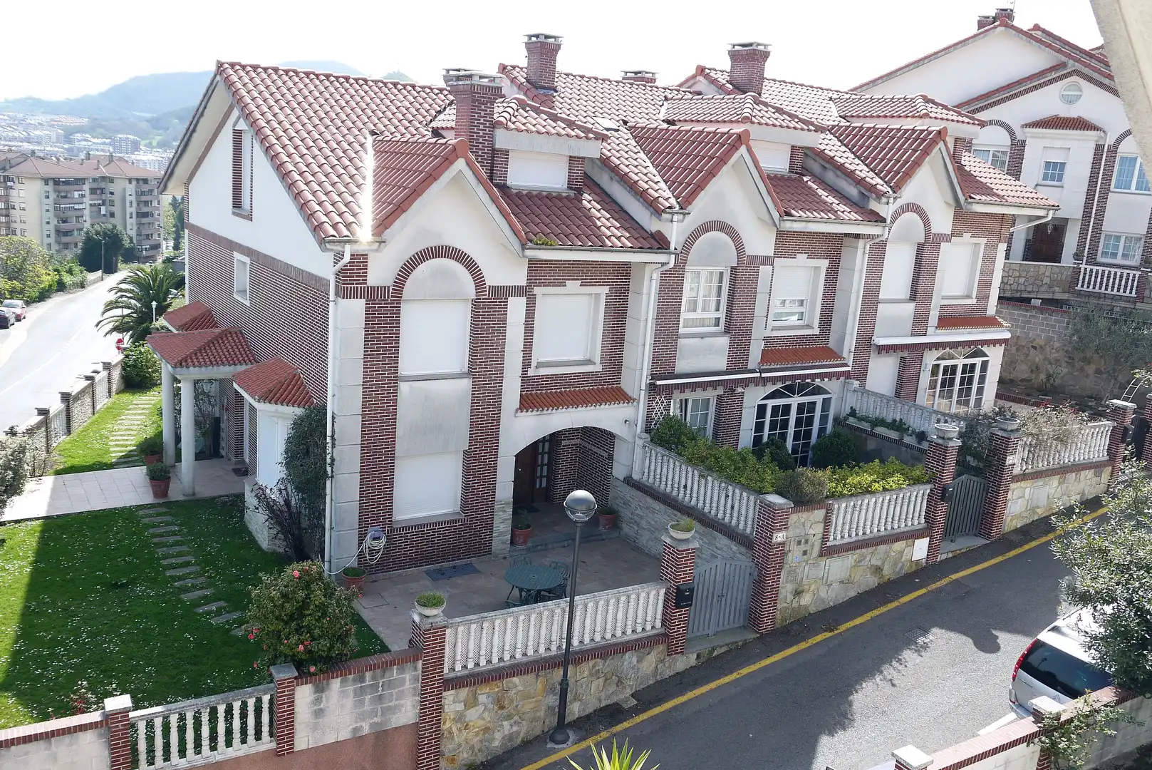 Außenansicht von Einfamilien-Reihenhaus zum Verkauf in Castro-Urdiales mit Heizung, Terrasse und Abstellraum