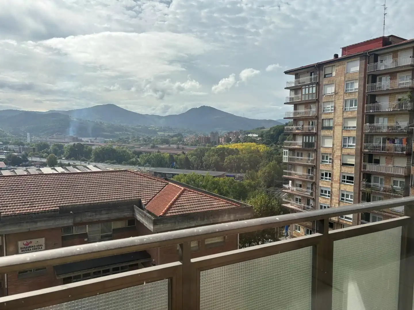 Vista exterior de Piso en venta en Basauri  con Calefacción, Amueblado y Balcón