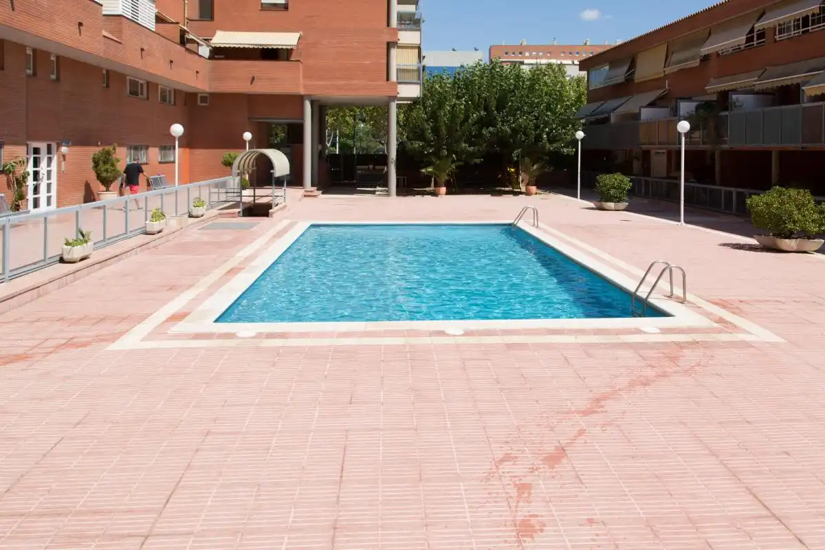 Zimmer in Almeda - El Corte Inglés