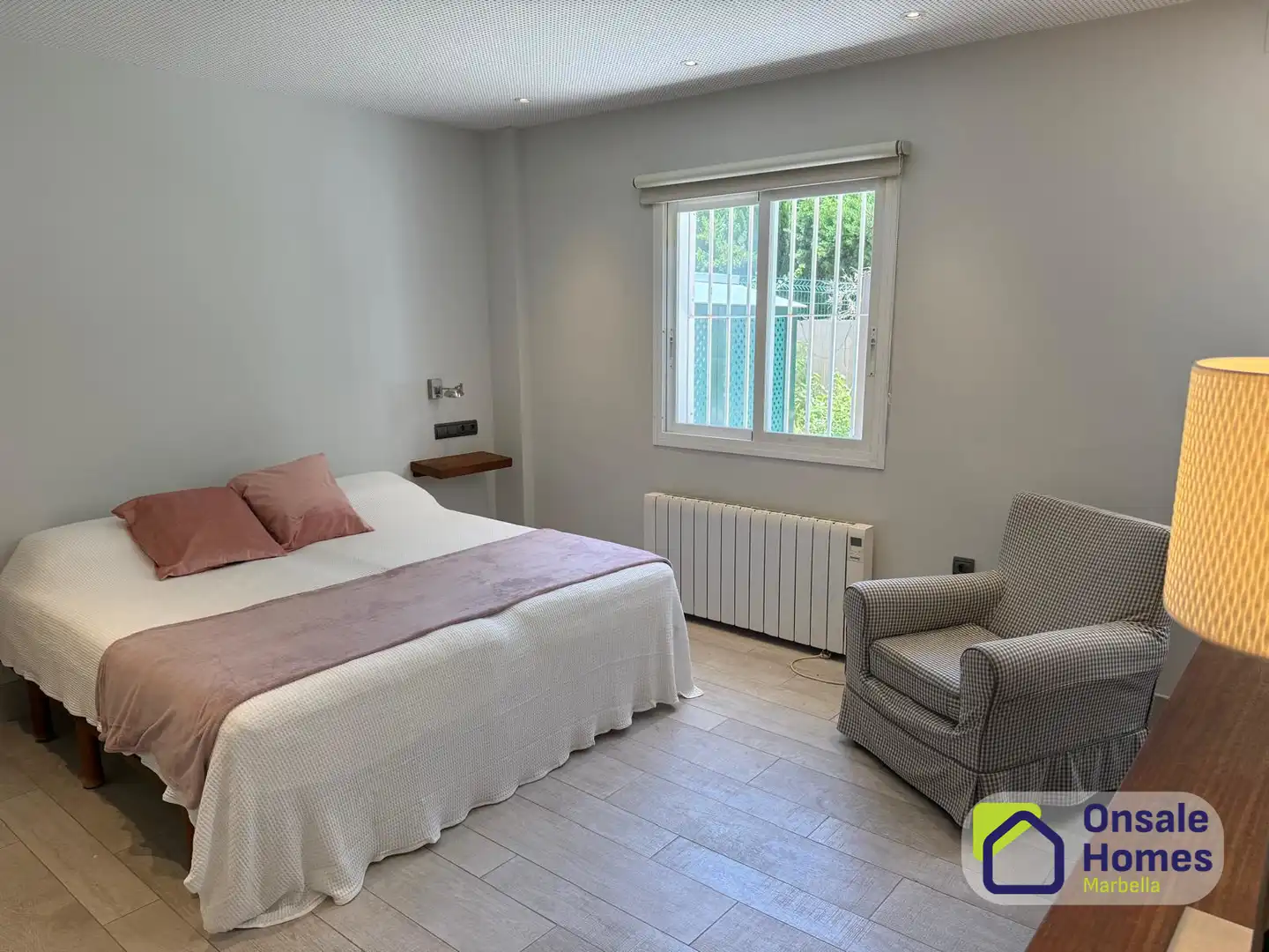 Schlafzimmer von Wohnungen zur Miete in Marbella mit Klimaanlage, Privatgarten und Gemeinschaftspool