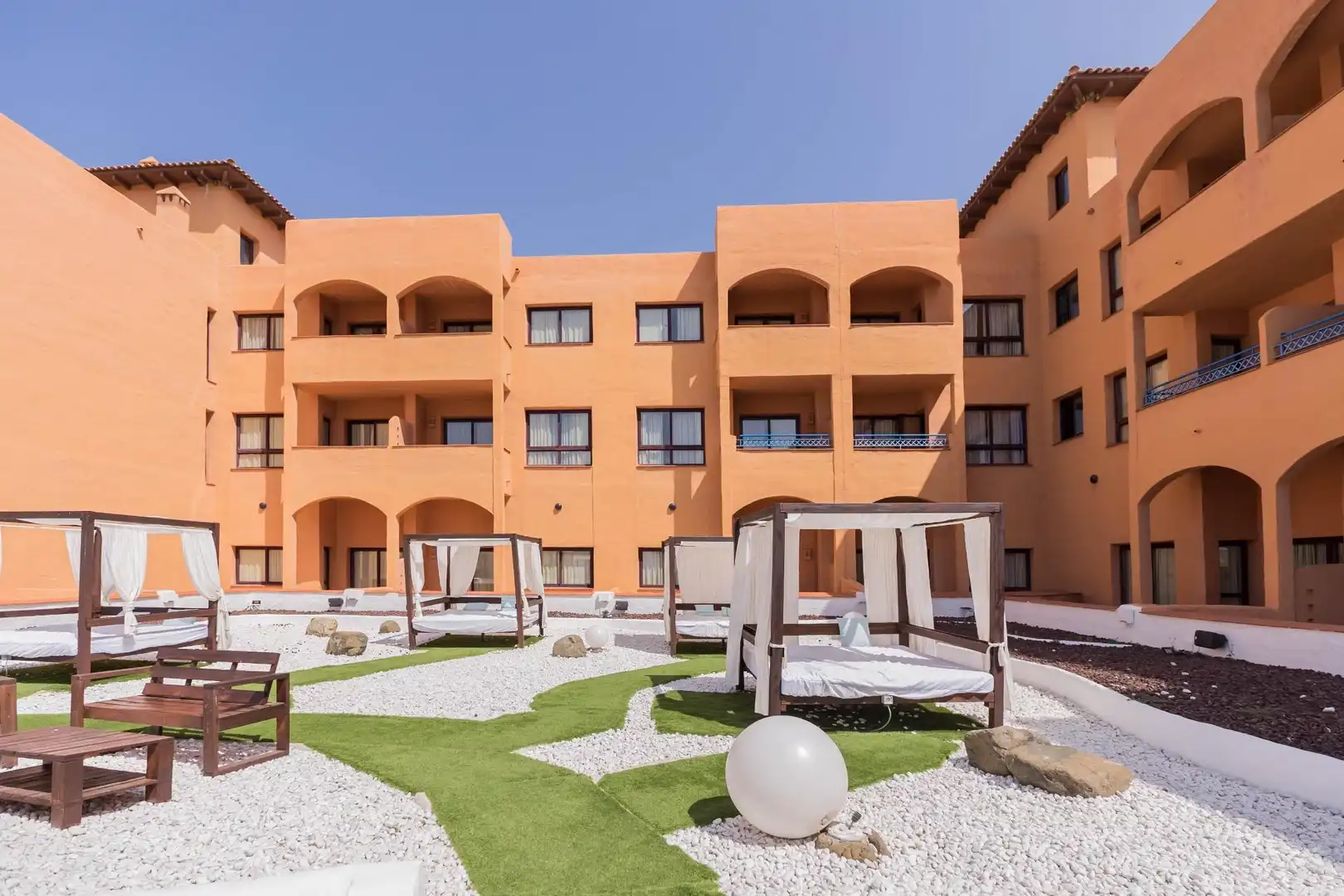 Exterior view of Flat for sale in Benahavís  with Air Conditioner, Heating and Private garden