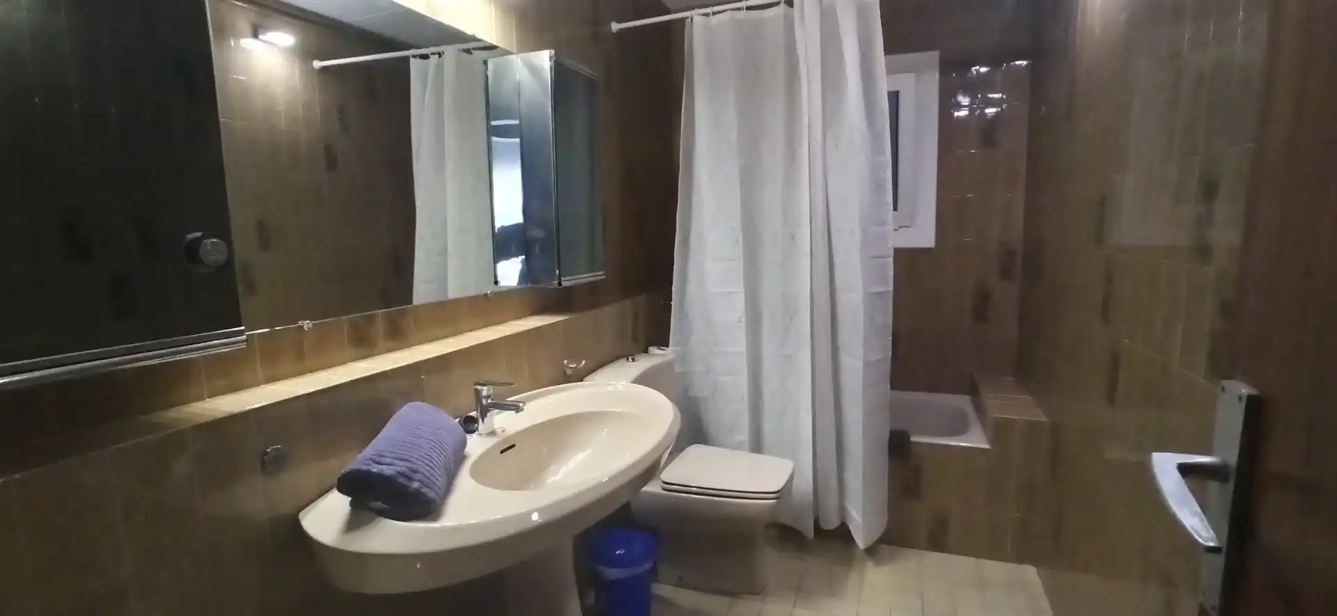 Baño de Piso para compartir en Barcelona con Aire acondicionado, Calefacción y Amueblado