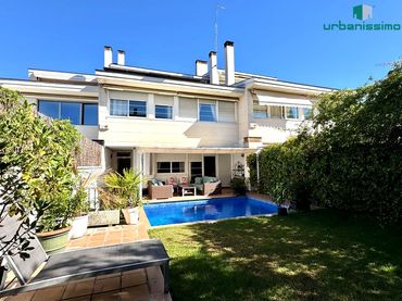 Casa amb piscina en venda a Calle la Pinilla