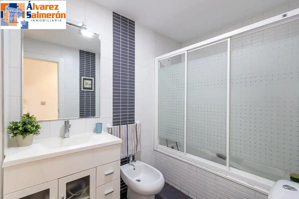 Bathroom of Houses for sale in Huétor Vega  with Air Conditioner, Heating and Terrace
