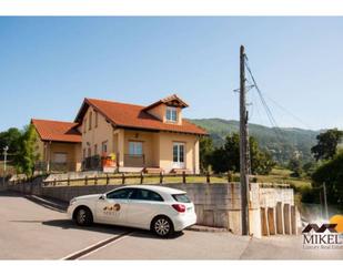 Vista exterior de Casa o xalet en venda en Santiurde de Toranzo amb Terrassa i Balcó