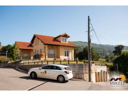 Vista exterior de Casa o xalet en venda en Santiurde de Toranzo amb Calefacció, Jardí privat i Terrassa