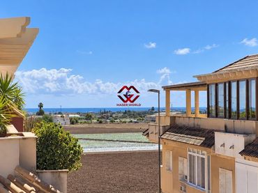 Xalet amb balcó en venda a Pilar de la Horadada ciudad