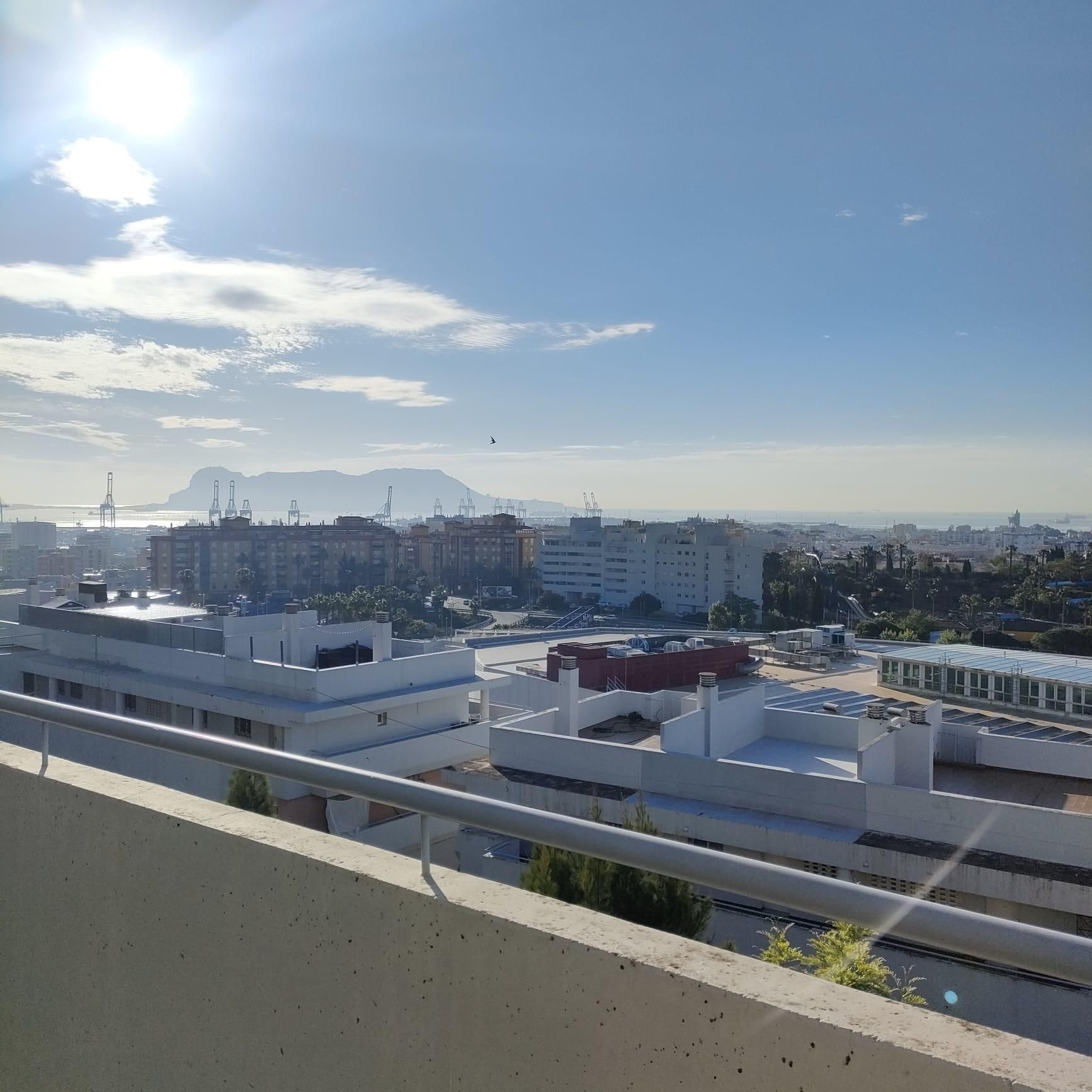 Vista exterior de Àtic en venda en Algeciras amb Parquet, Terrassa i Piscina comunitària