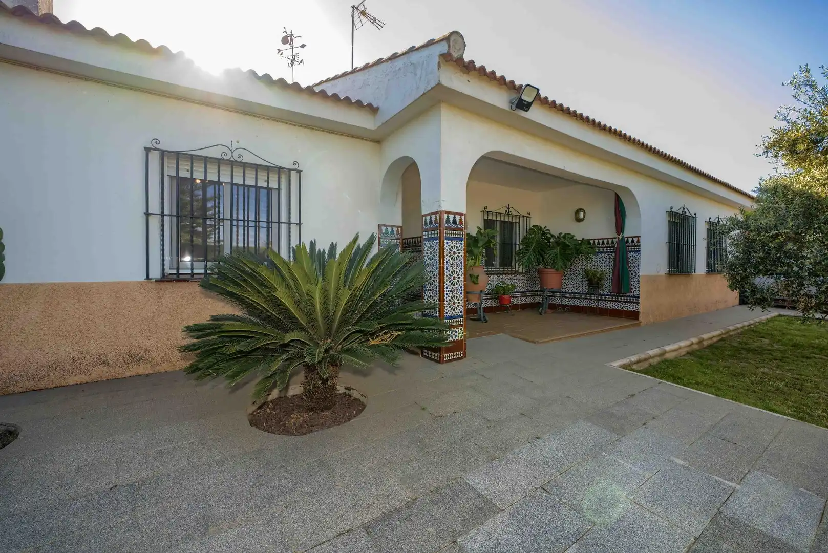 Vista exterior de Casa o xalet en venda en Palomares del Río amb Aire condicionat, Jardí privat i Terrassa