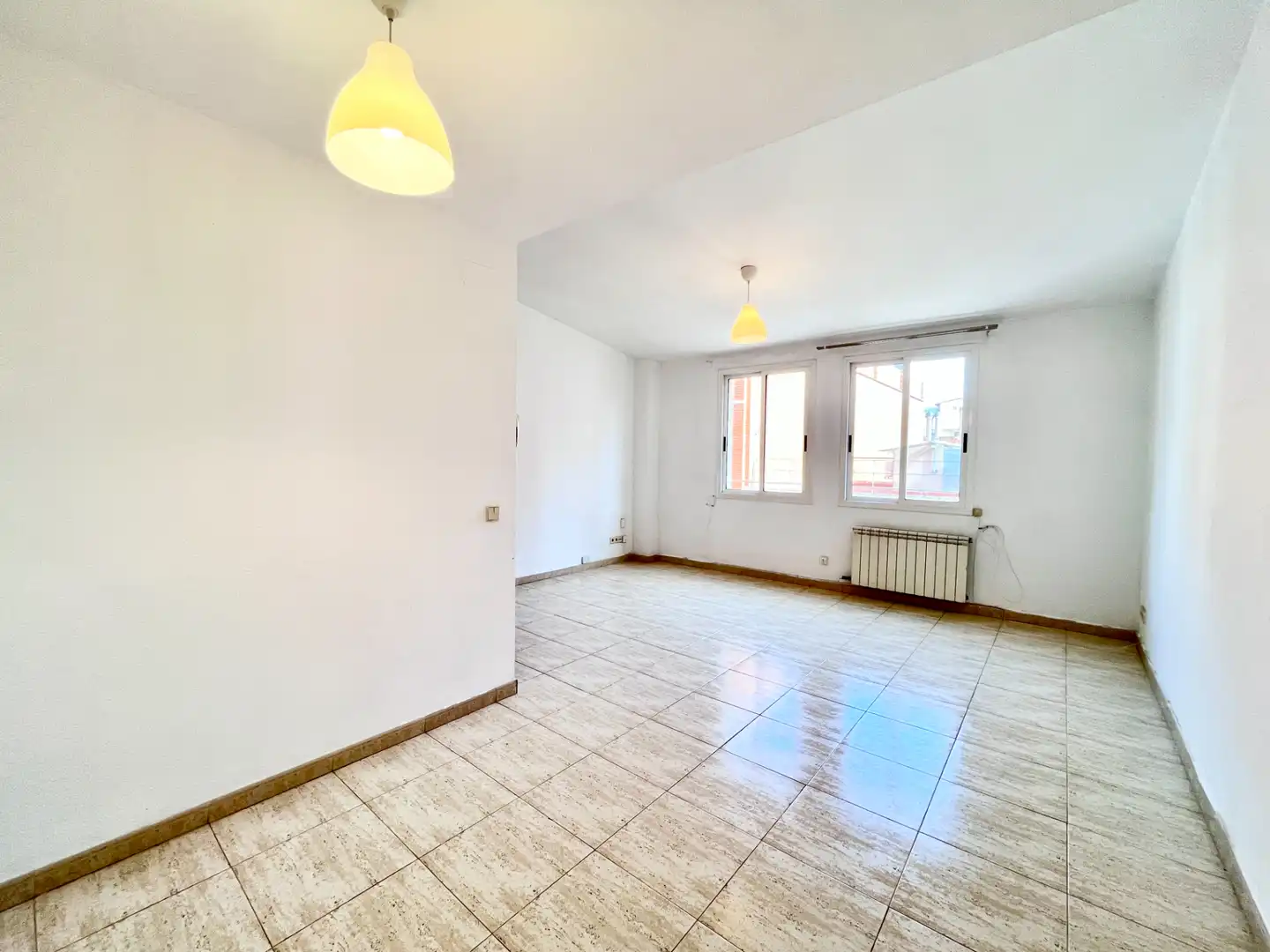 Vista exterior de Piso en venta en L'Hospitalet de Llobregat con Aire acondicionado, Calefacción y Horno