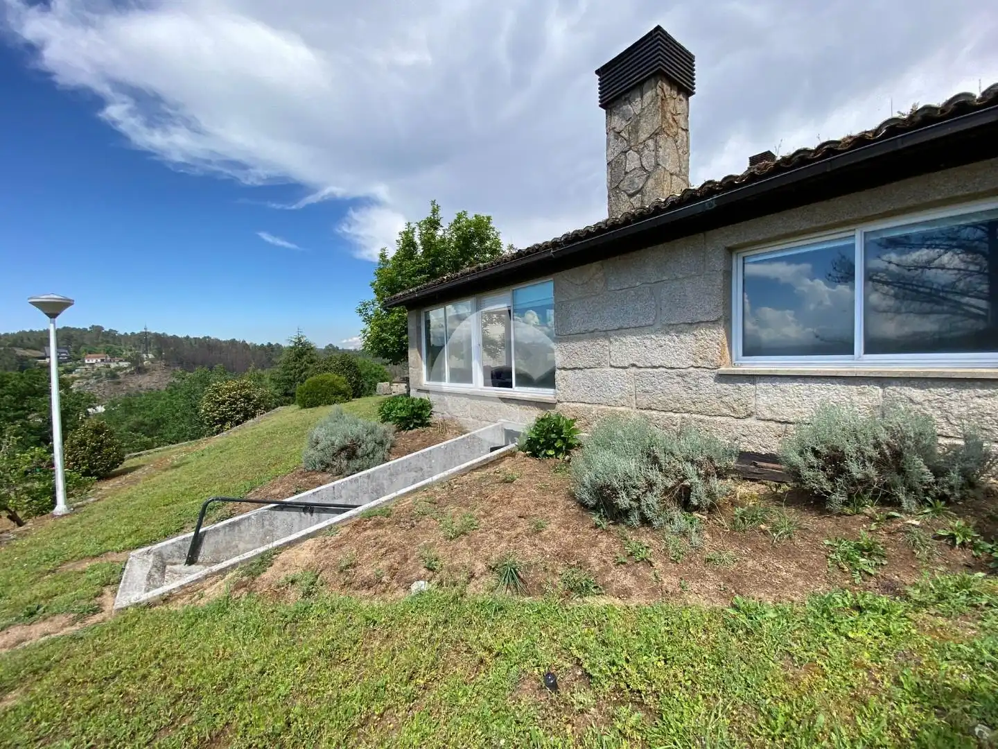 Vista exterior de Casa o xalet en venda en San Cibrao das Viñas amb Calefacció, Jardí privat i Parquet