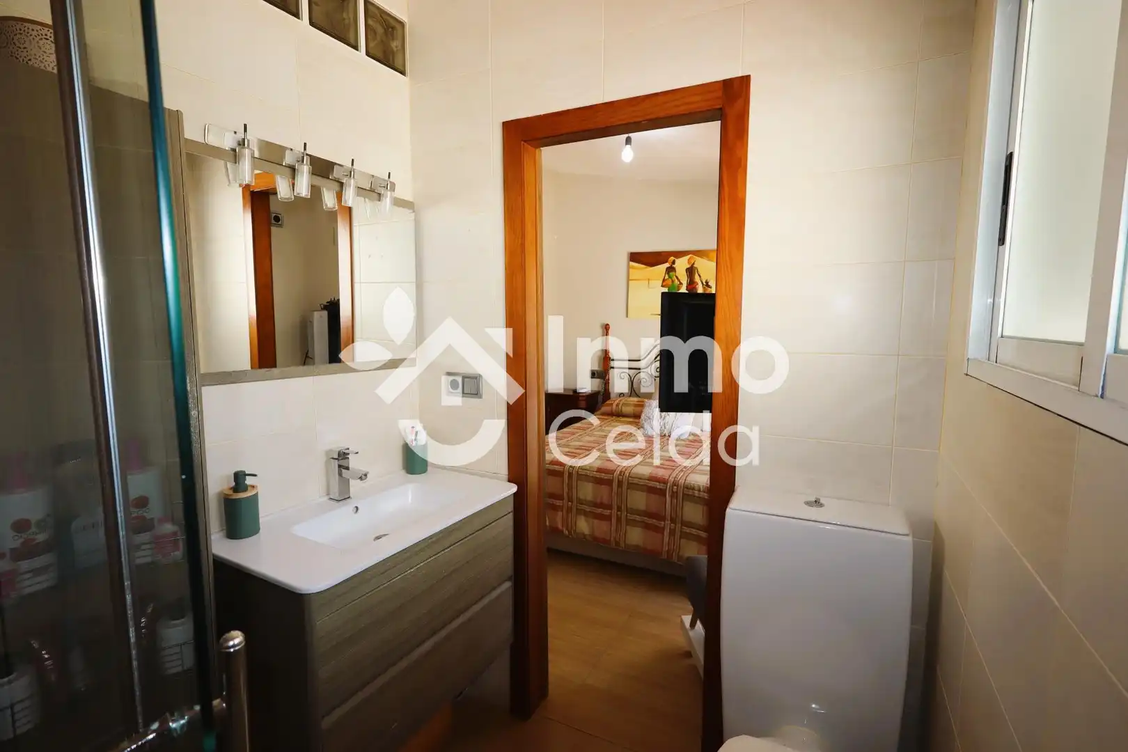 Baño de Casa adosada en venta en Chiva con Aire acondicionado, Calefacción y Jardín privado