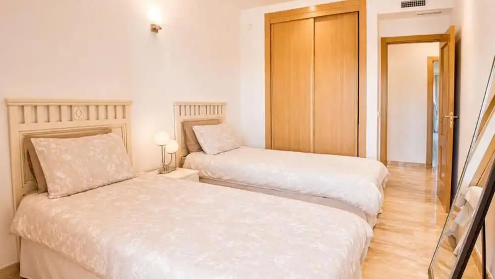 Dormitori de Apartament de lloguer en Estepona amb Aire condicionat, Terrassa i Traster
