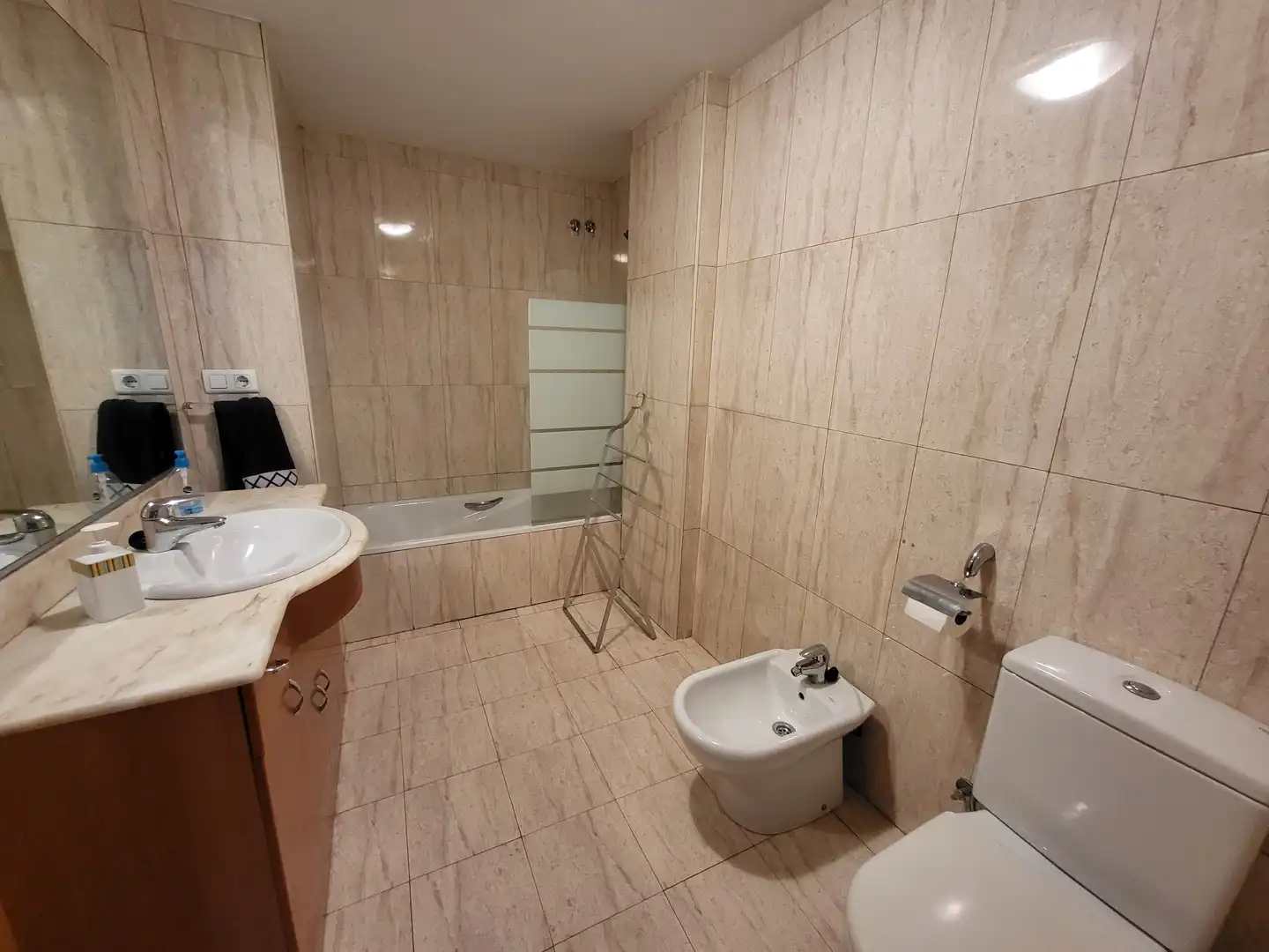 Badezimmer von Wohnung zur Miete in Sabadell mit Heizung, Parkett und Ofen