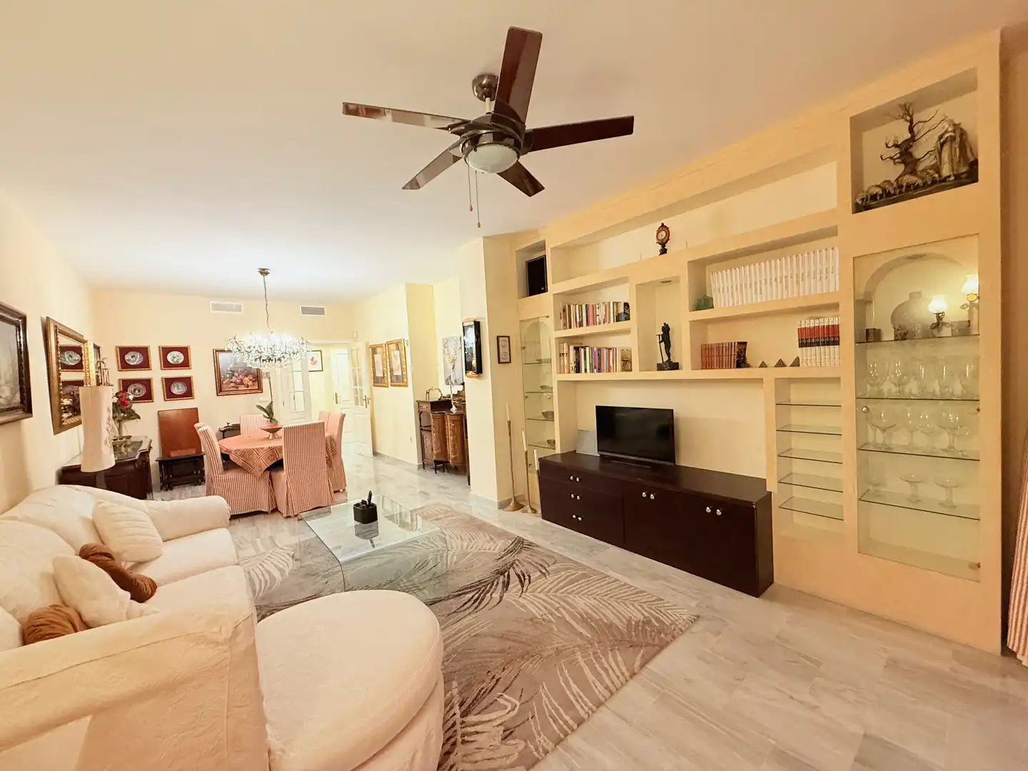 Sala de estar de Apartamento de alquiler en Marbella con Piscina y Piscina comunitaria