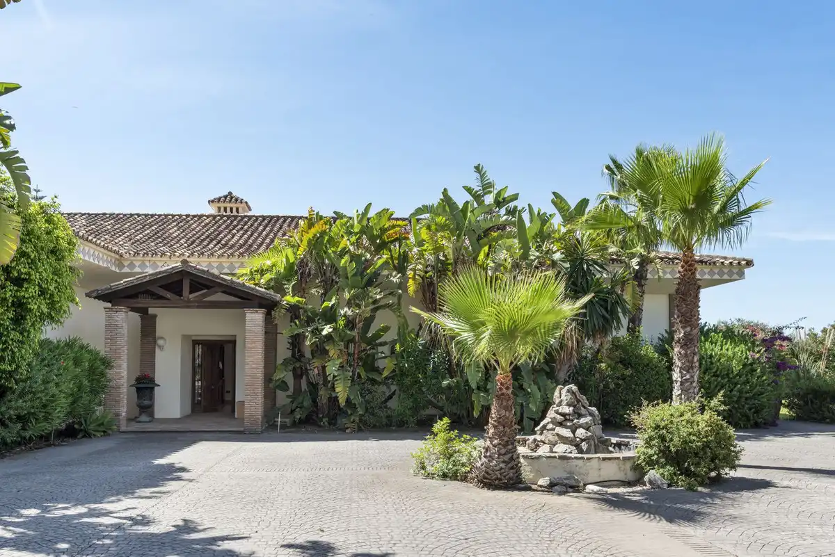 Vista exterior de Casa o xalet en venda en Benahavís amb Aire condicionat, Jardí privat i Terrassa