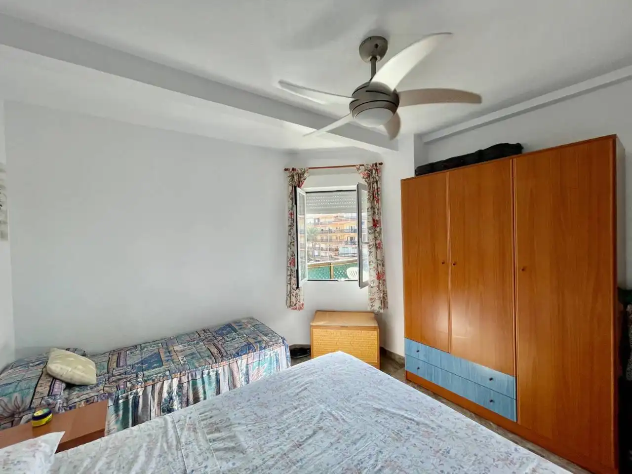 Dormitori de Apartament de lloguer en El Campello amb Aire condicionat, Terrassa i Moblat