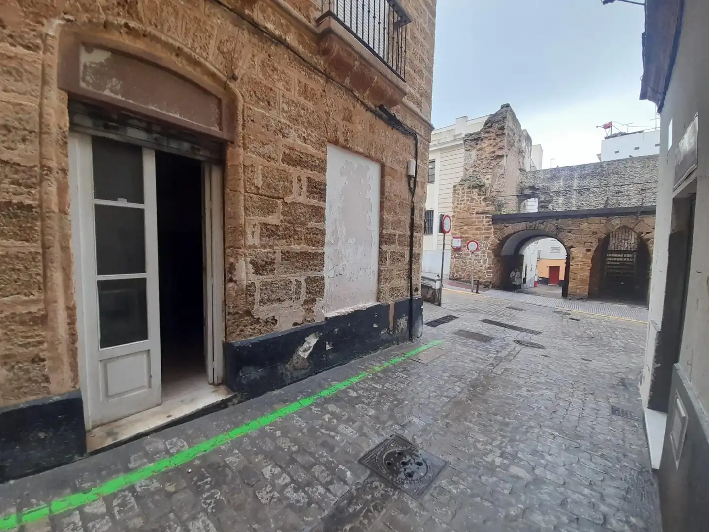 Vista exterior de Local de alquiler en Cádiz