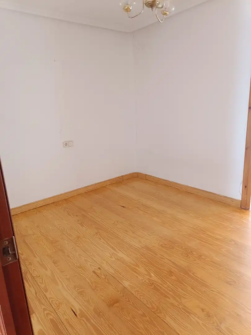 Dormitori de Casa o xalet en venda en Barruelo de Santullán amb Calefacció, Parquet i Terrassa