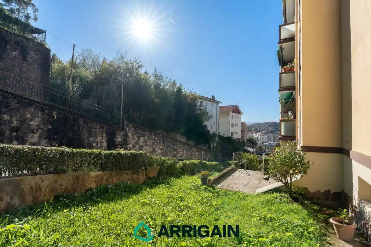 Außenansicht von Wohnung zum Verkauf in Donostia - San Sebastián  mit Heizung, Privatgarten und Balkon