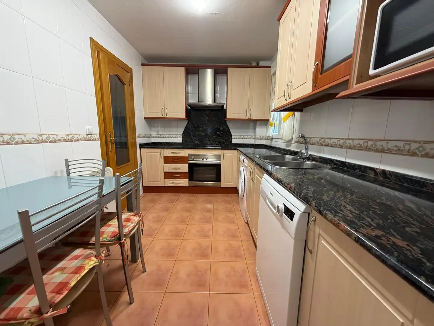 Cuina de Casa adosada en venda en Palazuelos de Eresma amb Calefacció, Terrassa i Alarma