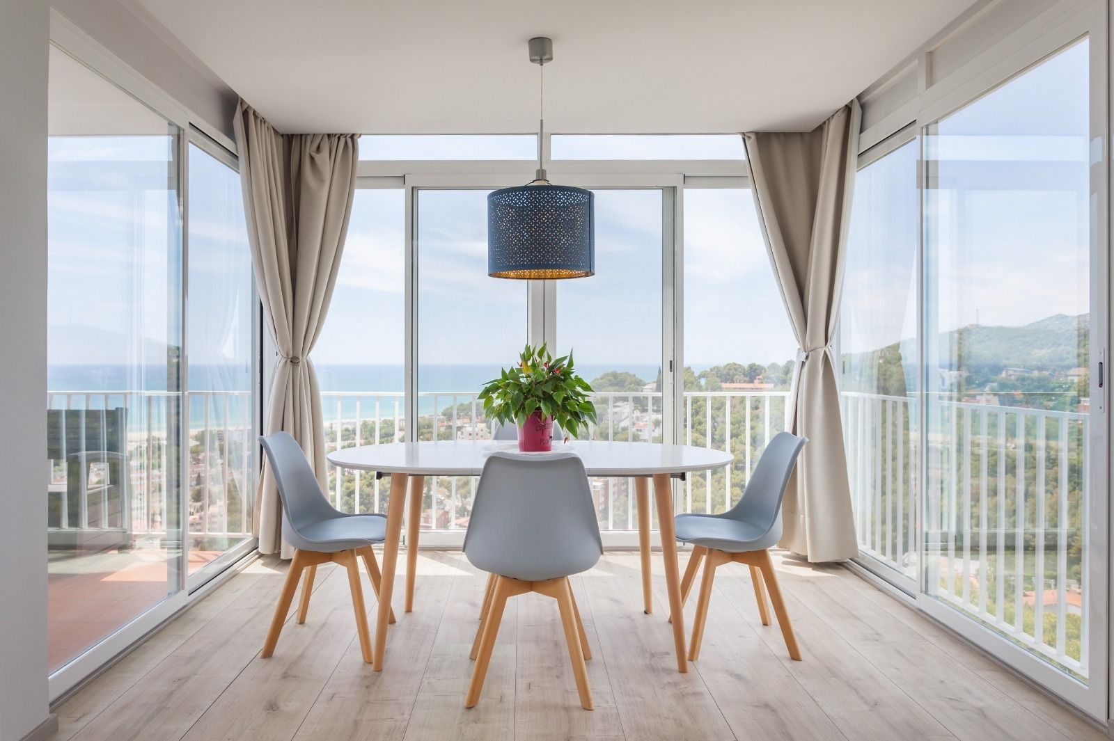 Menjador de Apartament en venda en Castelldefels amb Calefacció, Terrassa i Moblat