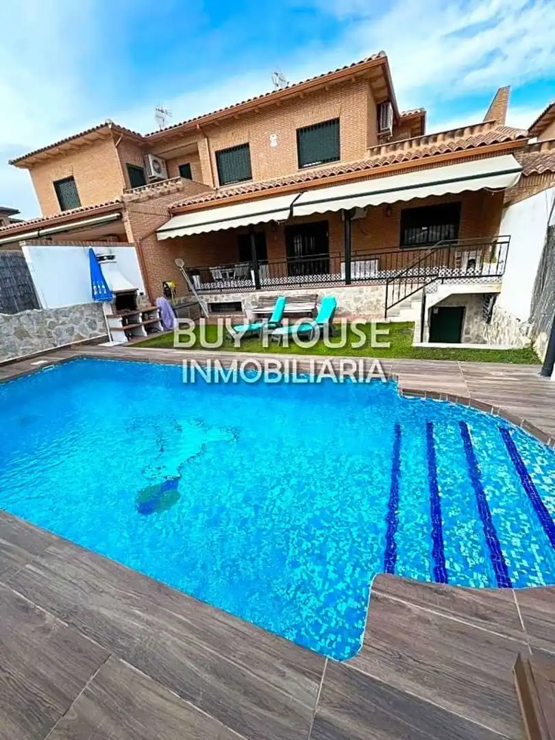 Chalet con piscina en venta en Calle Madeira 17