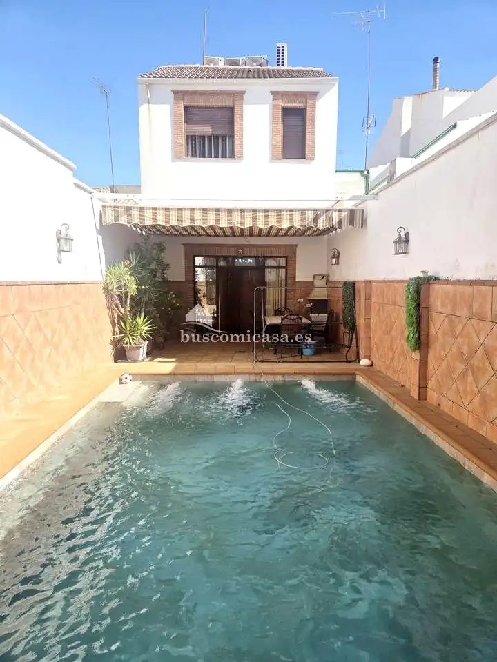 Piscina de Casa adosada en venda en Torredonjimeno amb Aire condicionat, Calefacció i Piscina
