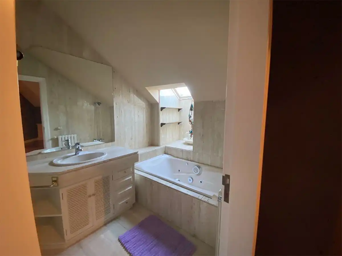 Baño de Piso en venta en Oviedo  con Calefacción